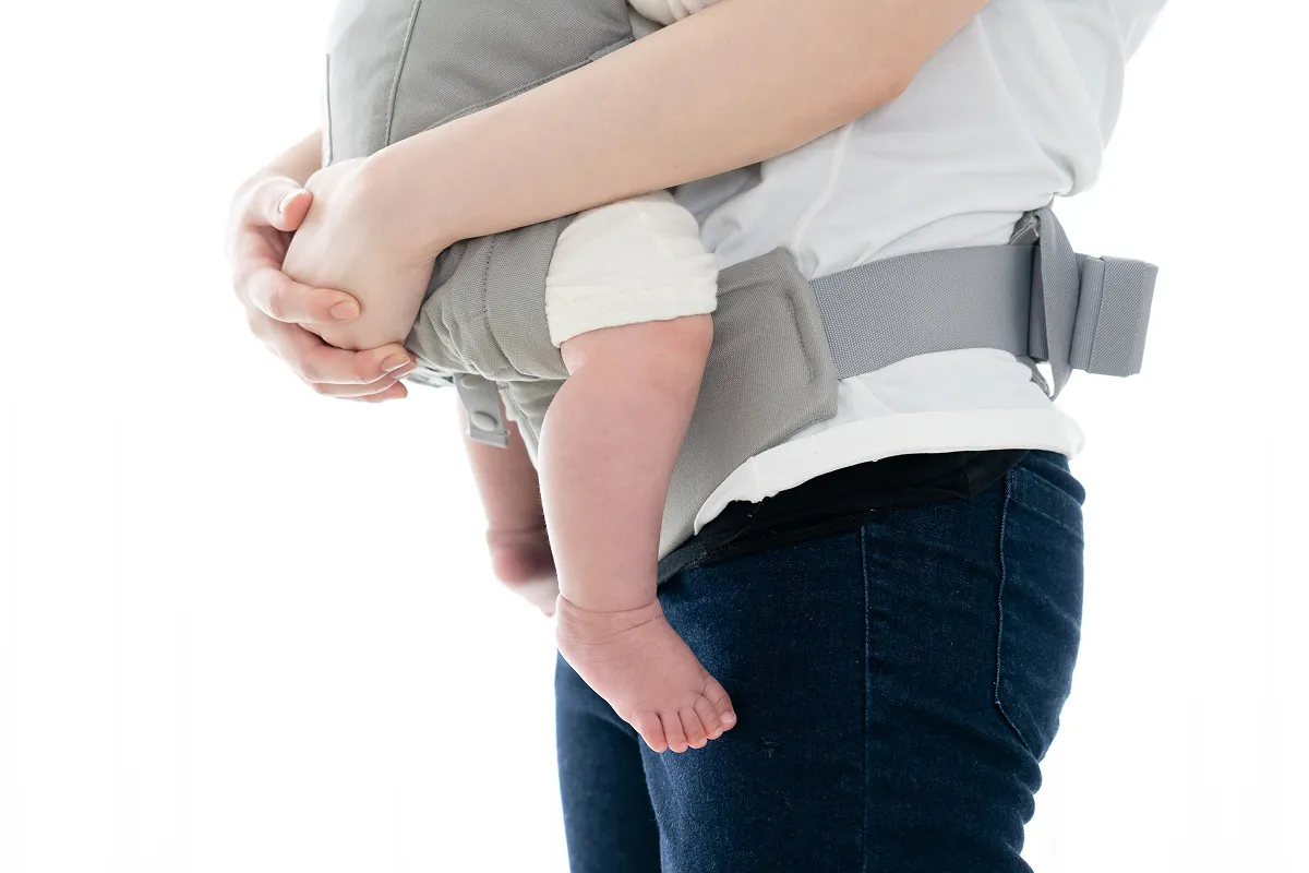 赤ちゃんを抱いている女性