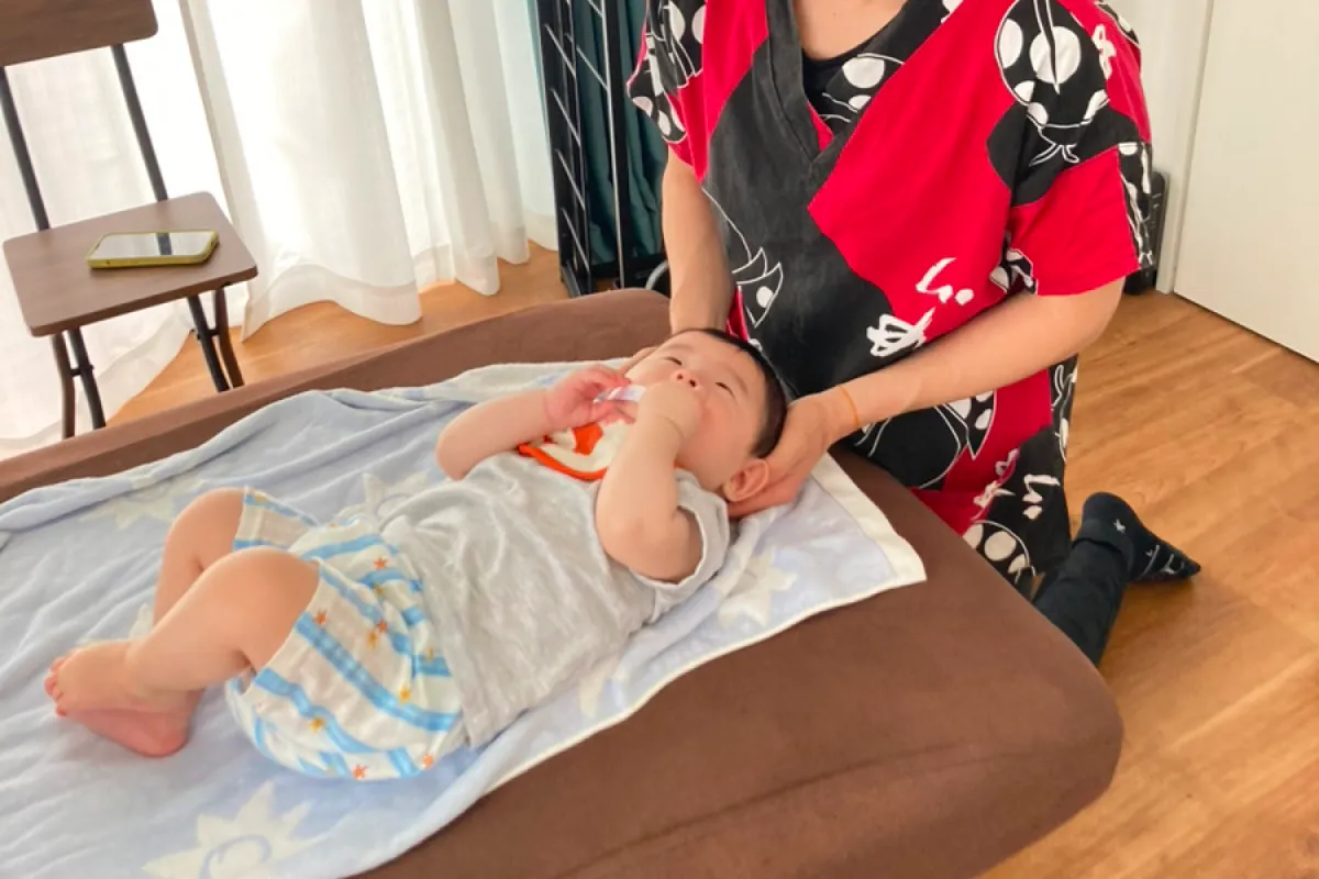 登戸整体の赤ちゃん整体の様子